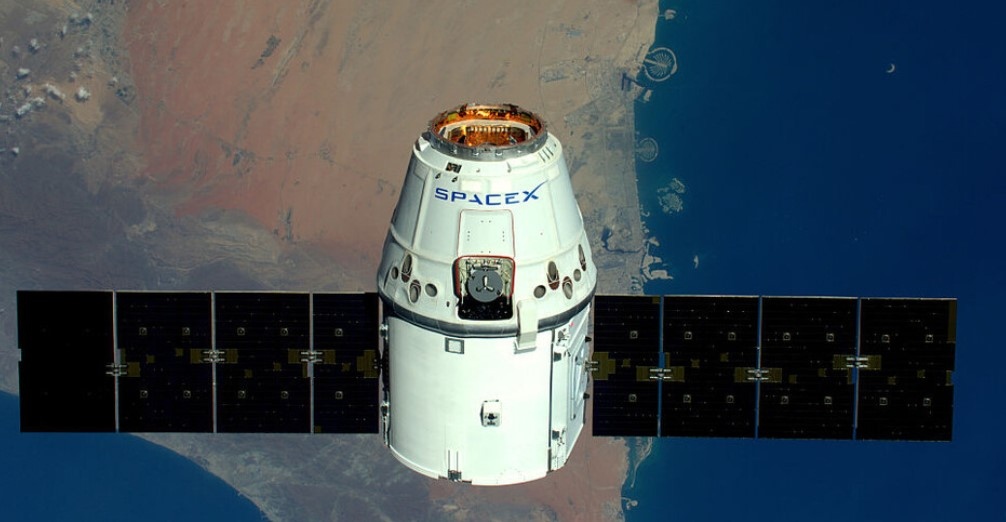 Космическият кораб Дракон 2 на американската частна компания SpaceX натоварен